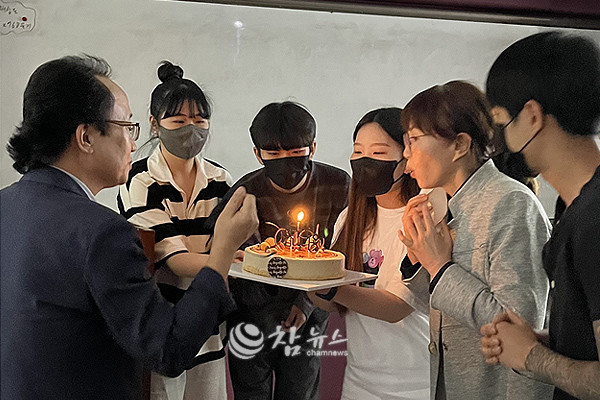 스승의 날을 사흘 앞둔 12일 교내 멀티룸에서 한림성심대학교 글로벌관광과 바리스타음료전공 학생들이 축하 케이크에 불을 밝히고 있다.