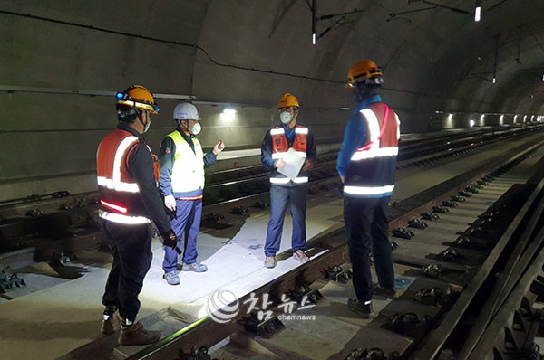 한국철도 신화섭 강원본부장이 지난 21일 대관령 터널을 찾아 안전점검을 하고 있다. (사진=한국철도 강원본부 제공)