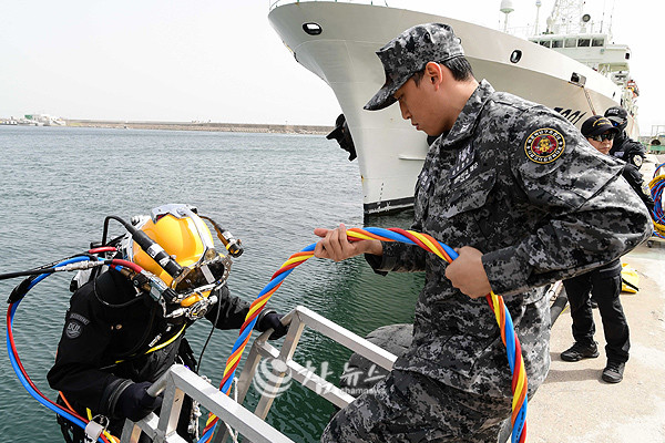13일 1함대 6구조작전중대(SSU) 잠수사가 표면공급잠수체계(SSDS)를 이용한 해군ㆍ해경 합동해상구조훈련을 실시하고 있다. (사진=해군 1함대사령부 제공)