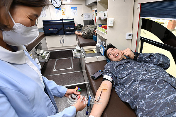 27일 해군 1함대사령부 장병이 ‘사랑의 헌혈운동’에 참여하고 있다. (사진=해군 1함대사령부 제공)