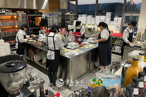 강원 화천군은 창업과 취업을 꿈꾸는 군민들을 위해 전문적인 요리교육 프로그램을 운영한다. (사진=화천군청 제공)