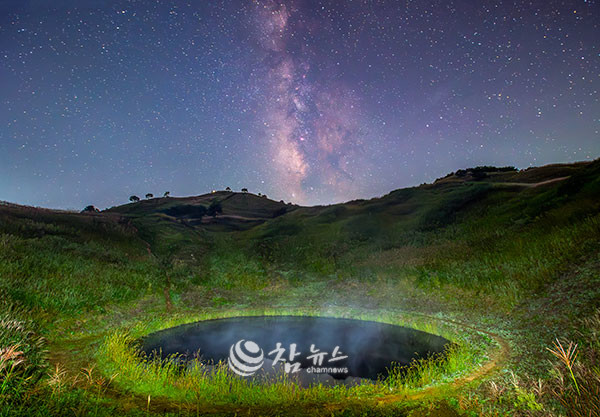 강원 정선군이 주최한 ‘2023 제1회 은하수 사진 공모전’에서 정상호 작 ‘카르스트 지형 은하수’가 우수상을 수상했다. (사진=정선군청 제공)