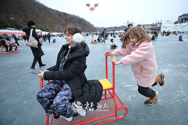  얼음썰매를 즐기는 외국인 관광객. (자료사진 ⓒ참뉴스)