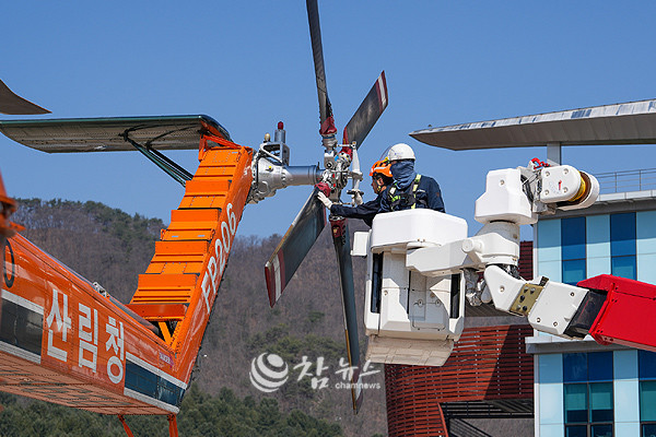 산림항공본부는 21일 본부 계류장에서 한국전력 고소작업차를 활용해 S-64E 산림헬기 현장점검 훈련을 실시했다. (사진=산림항공본부 제공)