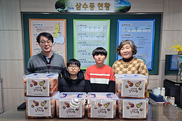 강원 태백시 태서초등학교(교장 김문희)는 지난달 27일 삼수동 행정복지센터에 지역 내 취약계층을 위한 김장김치(12ℓ 6통)를 전달해 지역사회를 훈훈하게 하고 있다. (사진=태백시청 제공)