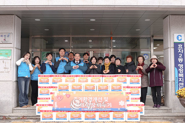 국제위러브유운동본부는 15일 강원 춘천시 효자2동 행정복지센터에 김치 약 450kg을 기탁하고 있다(사진=국제위러브유운동본부).