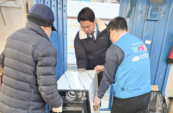 국제위러브유운동본부는 ‘따뜻한 겨울 보내기 지원사업’의 일환으로 8일과 9일 양일간, 강원 춘천시에서 에너지 취약가정 4곳을 선정해 보일러 교체를 진행했다(사진=국제위러브유운동본부 제공).