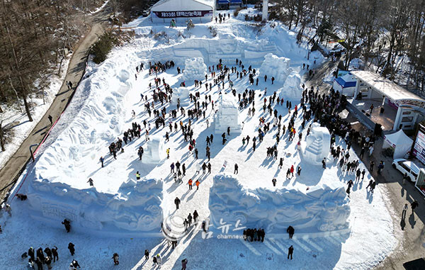 국내 대표 겨울축제인 제33회 태백산 눈축제가 31일 태백산국립공원 당골광장 일원에서 막을 올린 가운데 겨울도시를 찾은 관광객들이 대형 눈조각 전시를 비롯한 다채로운 체험 프로그램을 만끽하고 있다. (사진=태백시청 제공)