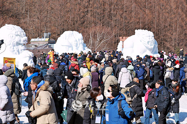 국내 대표 겨울축제인 제33회 태백산 눈축제가 31일 태백산국립공원 당골광장 일원에서 막을 올린 가운데 겨울도시를 찾은 관광객들이 대형 눈조각 전시를 비롯한 다채로운 체험 프로그램을 만끽하고 있다. (사진=태백시청 제공)