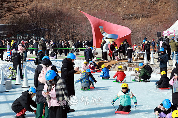 국내 대표 겨울축제인 제33회 태백산 눈축제가 31일 태백산국립공원 당골광장 일원에서 막을 올린 가운데 겨울도시를 찾은 관광객들이 대형 눈조각 전시를 비롯한 다채로운 체험 프로그램을 만끽하고 있다. (사진=태백시청 제공)