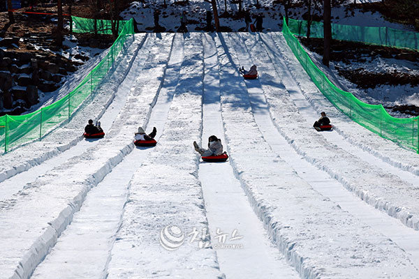 국내 대표 겨울축제인 제33회 태백산 눈축제가 31일 태백산국립공원 당골광장 일원에서 막을 올린 가운데 겨울도시를 찾은 관광객들이 대형 눈조각 전시를 비롯한 다채로운 체험 프로그램을 만끽하고 있다. (사진=태백시청 제공)