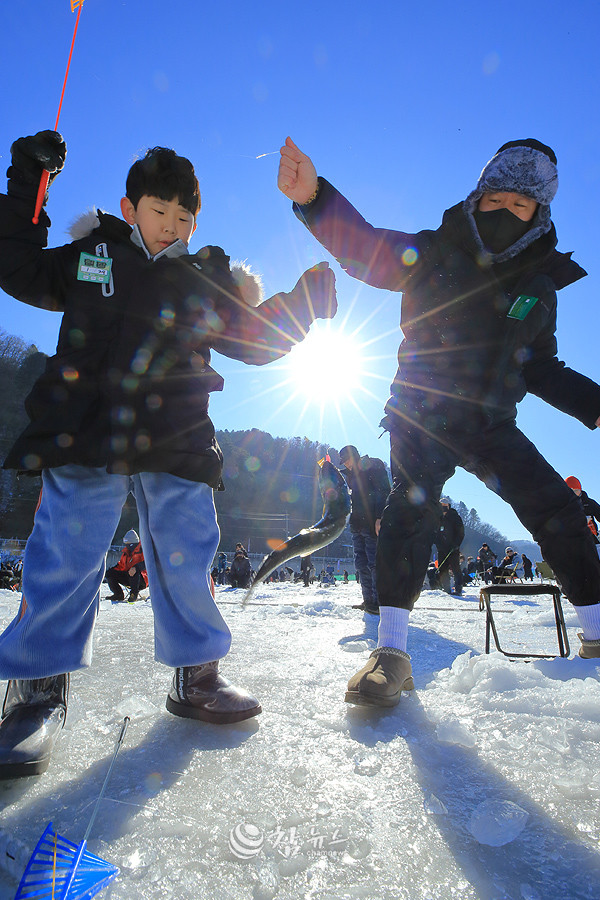 강원 화천군 화천읍 화천천에서 열린 ‘2026 얼음나라 화천 산천어축제’ 현장 낚시터에서 가족단위 관광객들이 얼음낚시를 하고 있다. ⓒ2026 참뉴스/정광섭