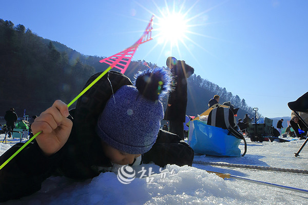 1일 강원 화천군 화천읍 화천천에서 열리고 있는 ‘2026 얼음나라 화천 산천어축제’ 현장낚시터에서 한 어린이 관광객이 산천어 얼음낚시를 하고 있다. ⓒ2026 참뉴스/정광섭