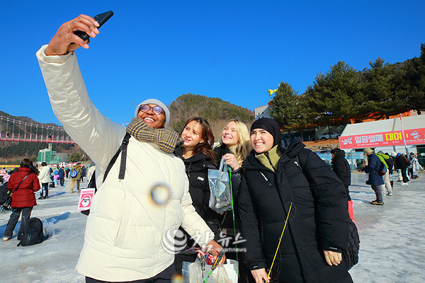 한파주의보가 내려진 31일 강원 화천군 화천읍 화천천에서 열리고 있는 ‘2026 얼음나라 화천 산천어축제’ 얼음낚시터에서 외국인 관광객들이 얼음낚시를 하며 추억을 쌓고 있다. ⓒ2026 참뉴스/정광섭