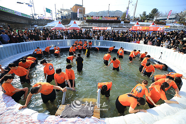 ‘2026 얼음나라 화천 산천어축제’ 산천어 맨손잡기 체험. ⓒ2026 참뉴스/정광섭