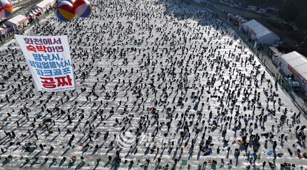 ‘2026 얼음나라 화천 산천어축제’ 폐막일인 1일 강원 화천군 화천읍 화천천 축제장을 찾은 수많은 관광객들이 얼음낚시터를 가득 메우고 있다. (사진=화천군청 제공)