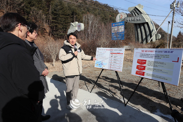 김진태 강원특별자치도지사는 6일 오전 용문~홍천 광역철도가 강원특별자치도로 진입하는 첫 관문인 홍천군 남면 유목정리를 방문해 용문~홍천 광역철도 추진 일정과 사업 추진 방향을 점검하고 주민 의견을 청취했다. (사진=강원특별자치도청 제공)