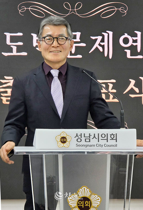 한국도박문제연구원 초대 서천범 원장이 지난 6일 경기 성남시의회 회의실에서 열린 한국도박문제연구원 출범식에서 인사말을 하고 있다. (사진=한국도박문제연구원 제공)