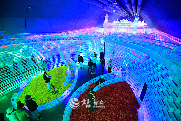 ‘화천 산천어축제’ 실내얼음조각광장. ⓒ2026 참뉴스/정광섭