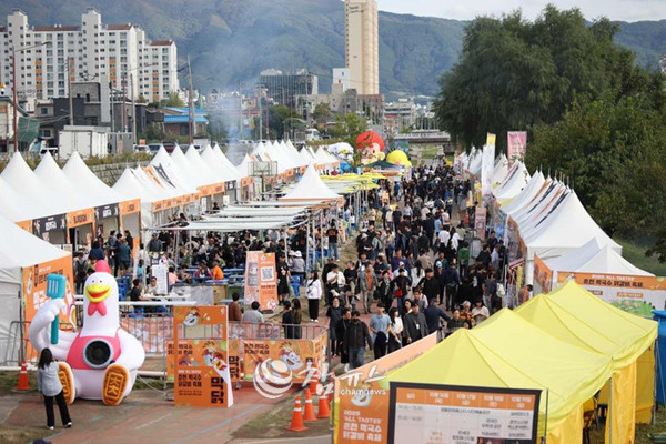 지난해 10월 16~19일 나흘간 열린 2025 춘천막국수닭갈비축제에 관광객 30만명이 몰린 가운데 축제장에 관람객들이 인산인해를 이루고 있다. (사진=춘천시청 제공)