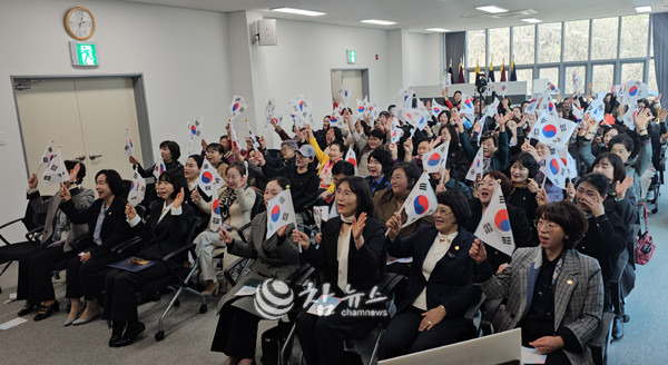 지난 26일 춘천 강원광복기념관에서 열린 세계여성평화네트워크 정기모임에서 참석자들이 ‘유관순 어록’ 시 낭송에 이어 태극기를 흔들며 대한독립만세를 외치고 있다. (사진=세계여성평화그룹 춘천지부 제공)