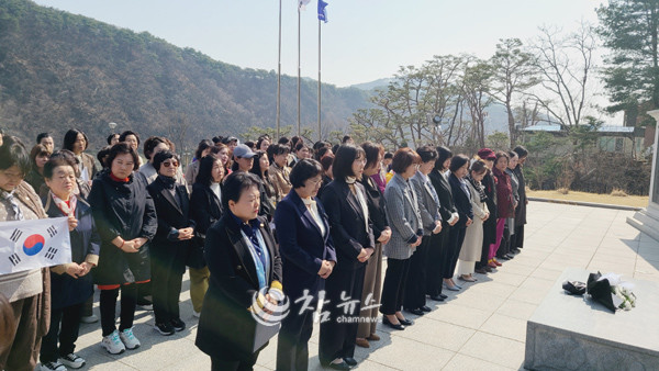 평화회원들이 독립을 위해 헌신한 영령들을 위해 헌화 및 묵념을 하고 있다. (사진=세계여성평화그룹 춘천지부 제공)
