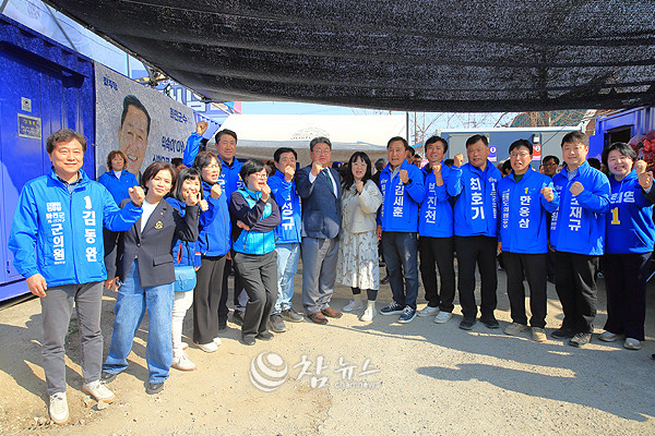 김세훈 화천군수 예비후보가 28일 오후 강원 화천군 화천읍 상승로 선거사무소 개소식에서 같은 당 소속의 도ㆍ군의원 예비후보들과 기념사진을 찍고 있다. ⓒ2026 참뉴스/정광섭