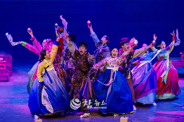 강원 정선군은 지역 대표 공연 콘텐츠인 뮤지컬 퍼포먼스 ‘아리아라리’와 ‘뗏꾼’의 상설 공연을 본격 운영하며 문화관광 활성화에 나선다. (사진=정선군청 제공)