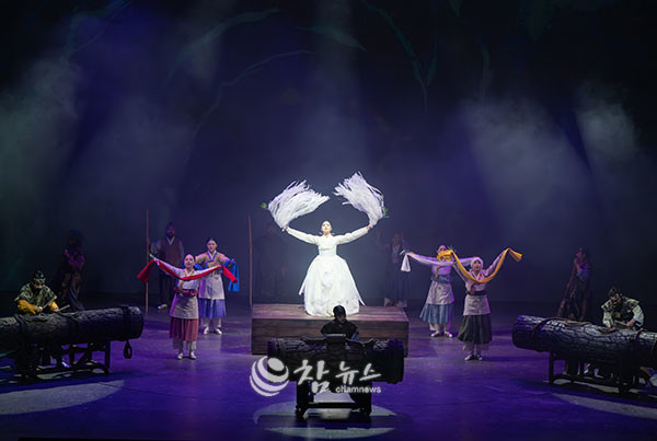 강원 정선군은 지역 대표 공연 콘텐츠인 뮤지컬 퍼포먼스 ‘아리아라리’와 ‘뗏꾼’의 상설 공연을 본격 운영하며 문화관광 활성화에 나선다. (사진=정선군청 제공)