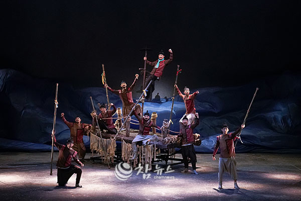 강원 정선군은 지역 대표 공연 콘텐츠인 뮤지컬 퍼포먼스 ‘아리아라리’ 상설 공연에 앞서 31일 오픈 드레스 리허설을 개최하고 공연 완성도를 최종 점검하고 있다. (사진=정선군청 제공)