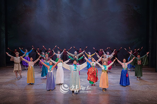 강원 정선군은 지역 대표 공연 콘텐츠인 뮤지컬 퍼포먼스 ‘아리아라리’ 상설 공연에 앞서 31일 오픈 드레스 리허설을 개최하고 공연 완성도를 최종 점검하고 있다. (사진=정선군청 제공)