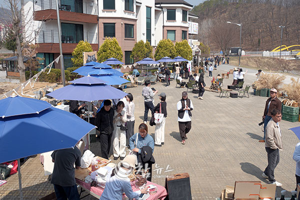 지난 28일 영화 ‘왕과 사는 남자’의 주요 촬영지로 주목받는 강원 영월군 청령포 들판에서 지난 2로컬 창작자 마켓 ‘영월 쪼매장’이 관광객과 지역 주민 등 1,500여 명이 참여한 가운데 성황리에 열리고 있다. (사진=영월군청 제공)