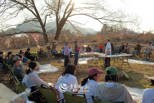 지난 28일 영화 ‘왕과 사는 남자’의 주요 촬영지로 주목받는 강원 영월군 청령포 들판에서 지난 2로컬 창작자 마켓 ‘영월 쪼매장’이 관광객과 지역 주민 등 1,500여 명이 참여한 가운데 성황리에 열리고 있다. (사진=영월군청 제공)