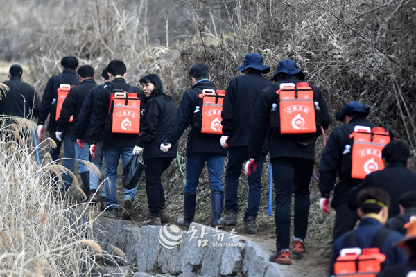 지난 2023년 3월, 화천군청 공무원들이 화천읍 중리 일대에서 발생한 산불 진화를 위해 현장에 투입되고 있다. (사진=화천군청 제공)
