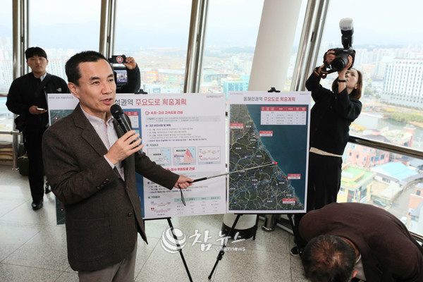31일 오후 강원 속초시 조양동 엑스포타워에서 김진태 강원특별자치도지사가 속초~강원 고성 고속도로 예타 통과를 위한 대응 전략 등을 설명하고 있다. (사진=강원특별자치도청 제공)