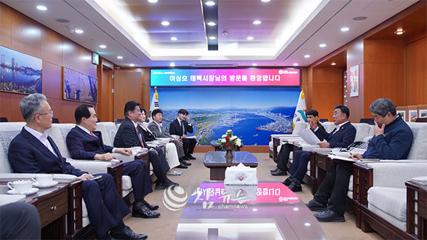 강원 태백시(시장 이상호)는 울산광역시(시장 김두겸)와 지난 30일 울산에서 에너지 상생도시 연계방안 모색을 위한 업무협의를 갖고 미래에너지 도시 전환과 상호협력 방안을 논의하고 있다. (사진=태백시청 제공)