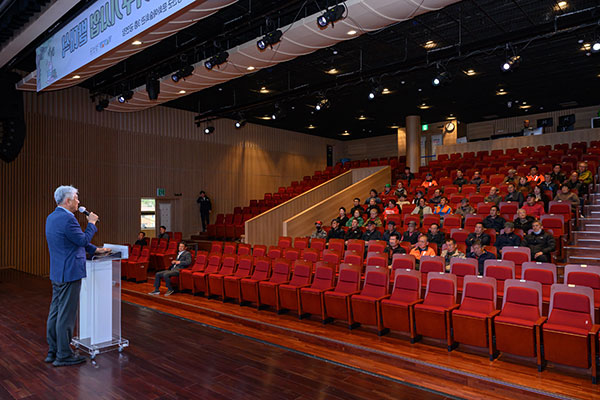 1일 강원 정선군 문화예술회관에서 ‘2026년 공공 산림가꾸기 사업’ 참여자를 대상으로 발대식과 안전교육이 열리고 있다. (사진=정선군청 제공)