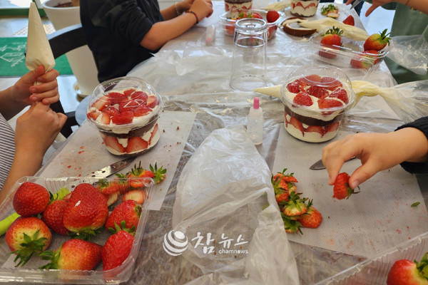 강원 홍천 청년 농업인들이 모여 운영하는 카페 ‘사계 농부’에서 관내 어린이들을 대상으로 임대형 스마트팜을 활용한 농업 체험 프로그램을 운영한다. (사진=홍천군청 제공)