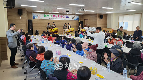 국제라이온스협회 354-E지구 제6지역협의회(부총재 최대성)는 지난달 28일 강원 태백시 노인지회 대강당에서 회원 50여 명과 함께 지역 내 어르신 250여 명에게 짜장면과 다과를 대접하는 나눔 봉사활동을 하고 있다. (사진=태백시청 제공)