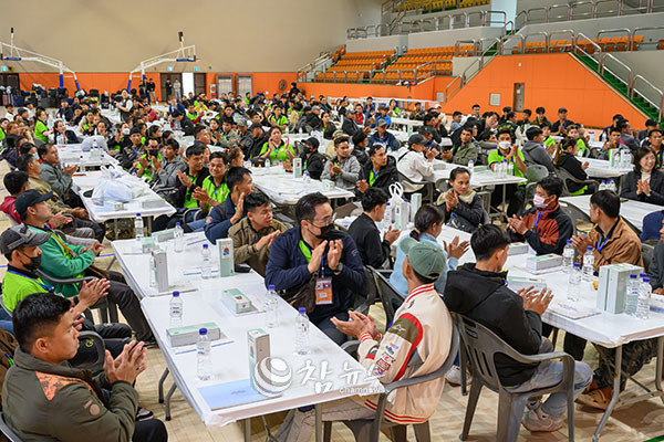 2일 강원 정선종합경기장 실내체육관에서 곽일규 정선부군수를 비롯한 관계 공무원, 외국인 계절근로자 등 200여 명이 참석한 가운데 환영 행사가 열리고 있다. (사진=정선군청 제공)